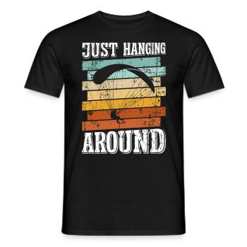Paragliding Shirt Just Hanging Around Bergsport - Männer T-Shirt - Schwarz - Vorne - AI Model Male 178 light (178cm)