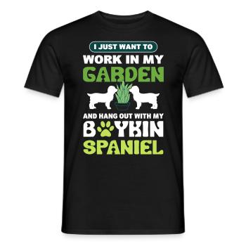 In meinem Garten arbeiten und mit meinem Boykin - Männer T-Shirt - Schwarz - Vorne - AI Model Male 178 light (178cm)