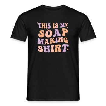 Fabrication de savon amusante Voici ma fabrication - T-shirt homme - noir - Devant - AI Model Male 178 light (178cm)