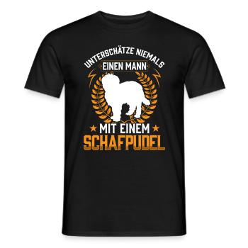 Mann mit Schafpudel unterschätzen Hütepudel - Männer T-Shirt - Schwarz - Vorne - AI Model Male 178 light (178cm)