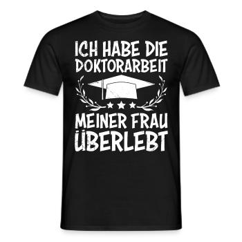 Doktorabschluss Doktorarbeit meiner Frau Überlebt - Männer T-Shirt - Schwarz - Vorne - AI Model Male 178 light (178cm)