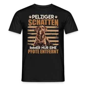 Labrador Herrchen PELZIGER SCHATTEN Labrador - Männer T-Shirt - Schwarz - Vorne - AI Model Male 178 light (178cm)