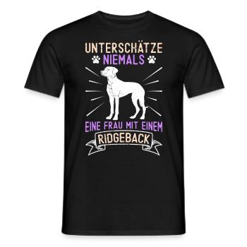 Ridgeback UNTERSCHÄTZE NIEMALS EINE FRAU MIT - Männer T-Shirt - Schwarz - Vorne - AI Model Male 178 light (178cm)