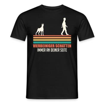 Doberman Besitzer VIERBEINIGER SCHATTEN Lustiges - Männer T-Shirt - Schwarz - Vorne - AI Model Male 178 light (178cm)
