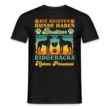 Rhodesian Ridgeback MEISTEN HUNDE HABEN BESITZER - Männer T-Shirt - Schwarz - Vorne - AI Model Male 178 light (178cm)