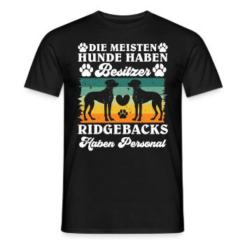 Rhodesian Ridgeback MEISTEN HUNDE HABEN BESITZER - Männer T-Shirt - Schwarz - Vorne - AI Model Male 178 light (178cm)