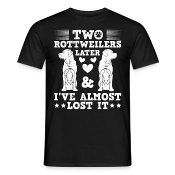 Propriétaire de Rottie DEUX ROTTWEILERS PLUS TARD, JE L’AI PERDU - T-shirt homme - noir - Devant - AI Model Male 178 light (178cm)