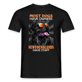 Newfie DIE MEISTEN HUNDE HABEN BESITZER - Männer T-Shirt - Schwarz - Vorne - AI Model Male 178 light (178cm)