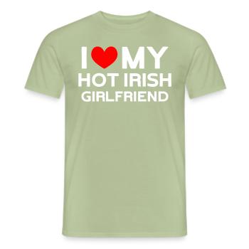 I Love My Hot Irish Girlfriend - Männer T-Shirt - Sage - Vorne - AI Model Male 178 light (178cm)