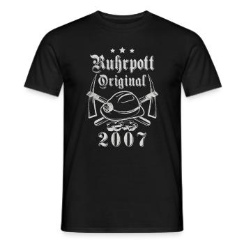 2007 Geburtstag Ruhrpott Original Hacke Helm - Männer T-Shirt - Schwarz - Vorne - AI Model Male 178 light (178cm)