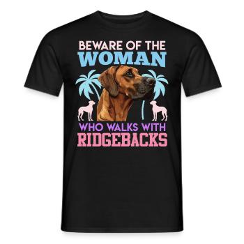 Rhodesian Ridgeback BEWARE OF THE WOMAN WHO WALKS - Männer T-Shirt - Schwarz - Vorne - AI Model Male 178 light (178cm)
