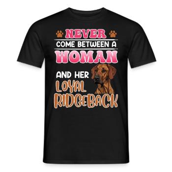 Ridgeback NEVER COME BETWEEN A WOMAN AND HER LOYAL - Männer T-Shirt - Schwarz - Vorne - AI Model Male 178 light (178cm)