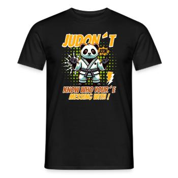 Lustiger Panda im Judoanzug - Kampfsport Cartoon-D - Männer T-Shirt - Schwarz - Vorne - AI Model Male 178 light (178cm)
