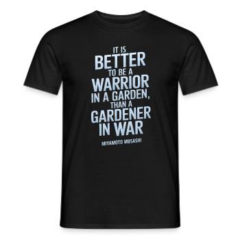 Zitat von Miyamoto Musashi: Es ist besser, Krieger zu sein - Männer T-Shirt - Schwarz - Vorne - AI Model Male 178 light (178cm)