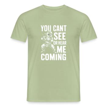 Ninja, tu ne peux pas me voir ou m’entendre venir - T-shirt homme - vert sauge - Devant - AI Model Male 178 light (178cm)