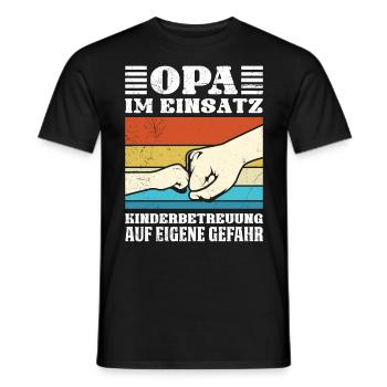 OPA IM EINSATZ KINDERBETREUUNG AUF EIGENE GEFAHR - Männer T-Shirt - Schwarz - Vorne - AI Model Male 178 light (178cm)