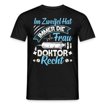 Doktortitel IM ZWEIFEL HAT FRAU DOKTOR RECHT - Männer T-Shirt - Schwarz - Vorne - AI Model Male 178 light (178cm)