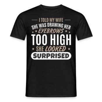 Ehefrau Ehemann Witz Männer Lustig - Männer T-Shirt - Schwarz - Vorne - AI Model Male 178 light (178cm)