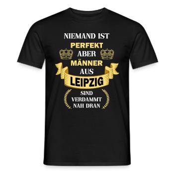 Leipzig Deutschland Stadt Männer Perfekt Spruch - Männer T-Shirt - Schwarz - Vorne - AI Model Male 178 light (178cm)