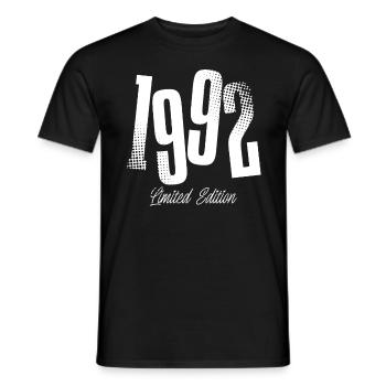1992 Jahrgang Geburtstag Baujahr Geboren - Männer T-Shirt - Schwarz - Vorne - AI Model Male 178 light (178cm)
