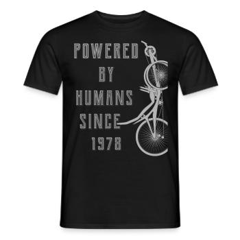 PROPULSÉ PAR L’HUMAIN DEPUIS 1978 - T-shirt homme - noir - Devant - AI Model Male 178 light (178cm)