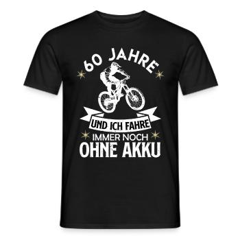 Senioren 60 JAHRE UND ICH FAHRE OHNE AKKU Lustiges - Männer T-Shirt - Schwarz - Vorne - AI Model Male 178 light (178cm)