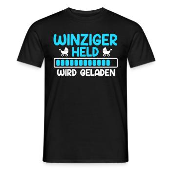 Bald Mama WINZIGER HELD WIRD GELADEN Lustig - Männer T-Shirt - Schwarz - Vorne - AI Model Male 178 light (178cm)