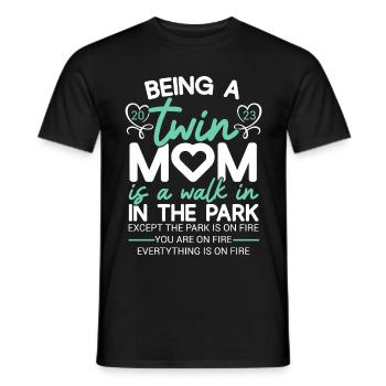 Being A Twin Mom 2023 Saying Become Wins Mother - Männer T-Shirt - Schwarz - Vorne - AI Model Male 178 light (178cm)