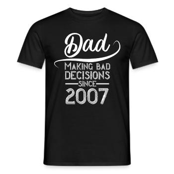 Papas Schlechte Entscheidung Geburtsjahr 2007 - Männer T-Shirt - Schwarz - Vorne - AI Model Male 178 light (178cm)