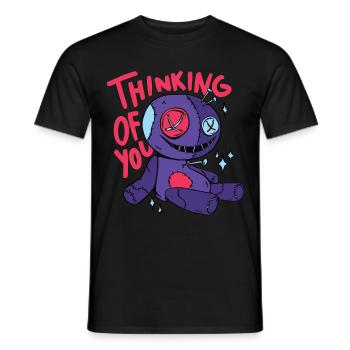 Halloween Voodoo Puppe mit Spruch Thinking Of You - Männer T-Shirt - Schwarz - Vorne - AI Model Male 178 light (178cm)