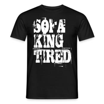 Lustiger Spruch Sofa King Tired - Männer T-Shirt - Schwarz - Vorne - AI Model Male 178 light (178cm)