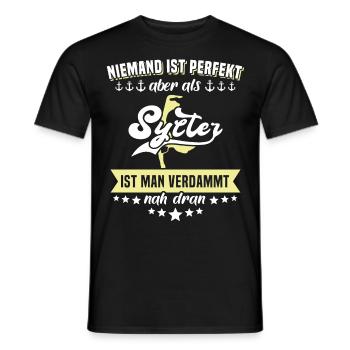 Sylt Insel Sylter Souvenir Nordsee - Männer T-Shirt - Schwarz - Vorne - AI Model Male 178 light (178cm)