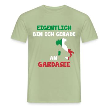 Gardasee Italia Urlaub Sprüche - Männer T-Shirt - Sage - Vorne - AI Model Male 178 light (178cm)