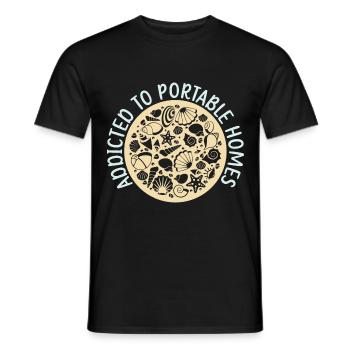 Süchtig nach tragbaren Häusern Shelling Beachcombi - Männer T-Shirt - Schwarz - Vorne - AI Model Male 178 light (178cm)