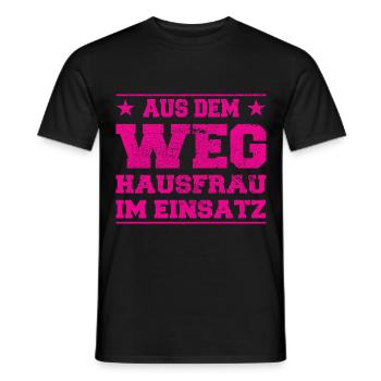 Aus dem Weg Hausfrau im Einsatz - Männer T-Shirt - Schwarz - Vorne - AI Model Male 178 light (178cm)