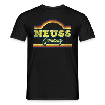 Neuss Deutschland Stadt Schrift Vintage Retro - Männer T-Shirt - Schwarz - Vorne - AI Model Male 178 light (178cm)
