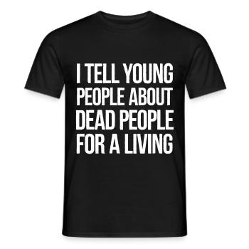 I Tell Young People About Dead People 5 - Männer T-Shirt - Schwarz - Vorne - AI Model Male 178 light (178cm)