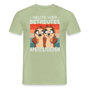 Betreutes Aperolisieren - Faultiere - Cocktail - Männer T-Shirt - Sage - Vorne - AI Model Male 178 light (178cm)