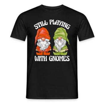 Gartenzwerge Gartenzwerge Still Playing Gnomes - Männer T-Shirt - Schwarz - Vorne - AI Model Male 178 light (178cm)