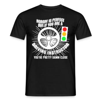 Fahrlehrer Spruch Witz Fahrschule - Männer T-Shirt - Schwarz - Vorne - AI Model Male 178 light (178cm)