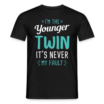 I M THE YOUNGER TWIN IT S NEVER MY FAULT - Männer T-Shirt - Schwarz - Vorne - AI Model Male 178 light (178cm)