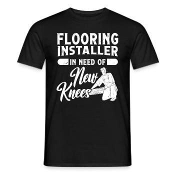 Flooring installer in need of new knees - Männer T-Shirt - Schwarz - Vorne - AI Model Male 178 light (178cm)