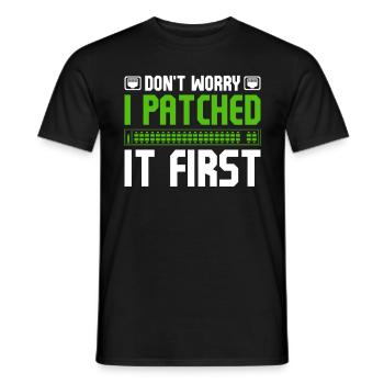 Netzwerkadministrator I Patched It First - Männer T-Shirt - Schwarz - Vorne - AI Model Male 178 light (178cm)
