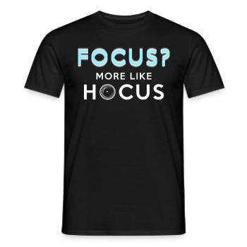 Fotograf Fotografie Focus? More Like Hocus - Männer T-Shirt - Schwarz - Vorne - AI Model Male 178 light (178cm)