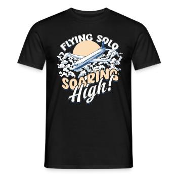 Erster Alleinflug Pilot Flying Solo Soaring High - Männer T-Shirt - Schwarz - Vorne - AI Model Male 178 light (178cm)