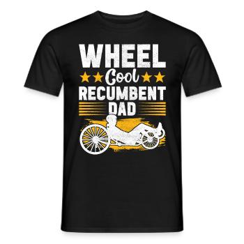 Recumbent Trike Liegetrike Liegedreirad - Männer T-Shirt - Schwarz - Vorne - AI Model Male 178 light (178cm)