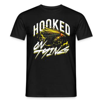 Fliegenfischen Fliegenangler Hooked On Tying - Männer T-Shirt - Schwarz - Vorne - AI Model Male 178 light (178cm)