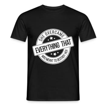 She Overcame What Was Meant To Destroy 10 - Männer T-Shirt - Schwarz - Vorne - AI Model Male 178 light (178cm)