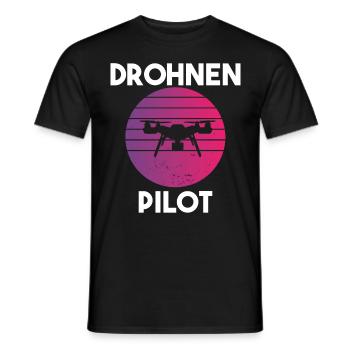 Drohnenpilot Spruch - Männer T-Shirt - Schwarz - Vorne - AI Model Male 178 light (178cm)