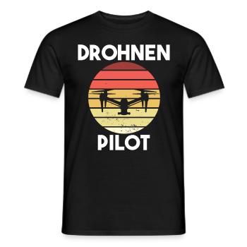 Drohnenpilot Spruch - Männer T-Shirt - Schwarz - Vorne - AI Model Male 178 light (178cm)
